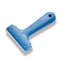 Grattoir 80 mm Triumph Handy en main lors du nettoyage de vitres